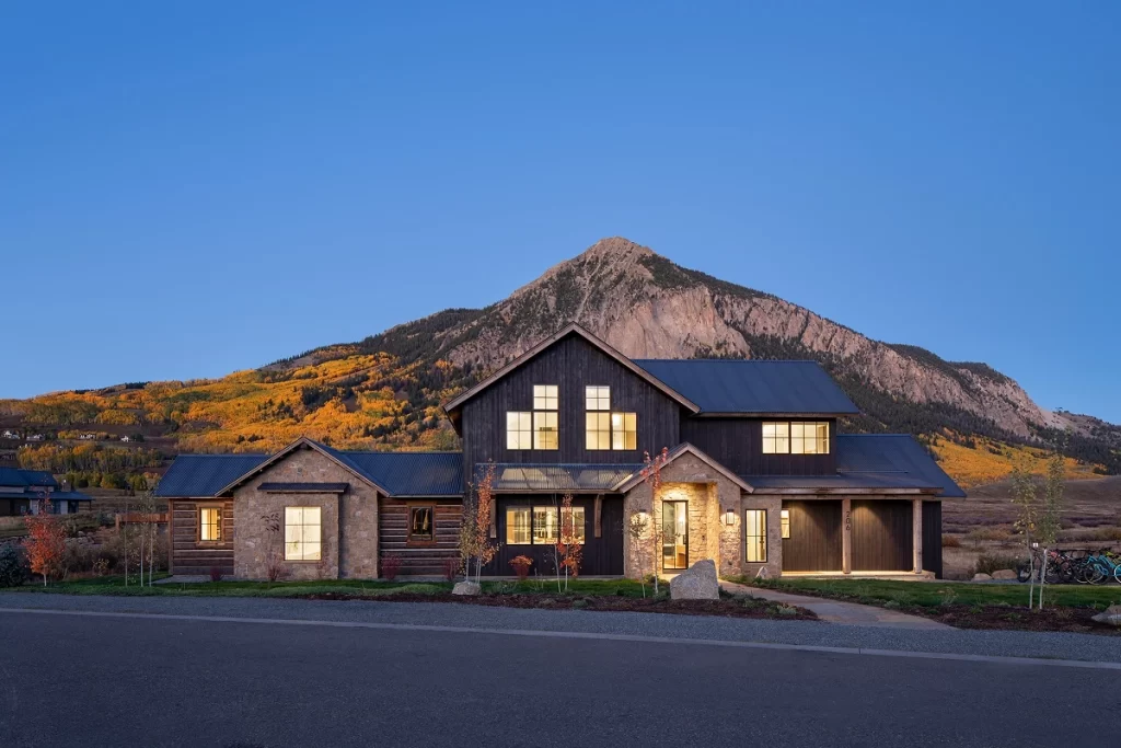 colorado-modern-mountain-home-front-elevation-dusk Front elevation of a modern mountain home at dusk, blending stone, wood, and clean lines.